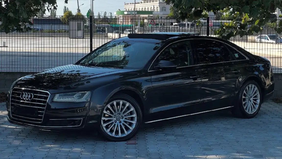 Audi A8L (1)