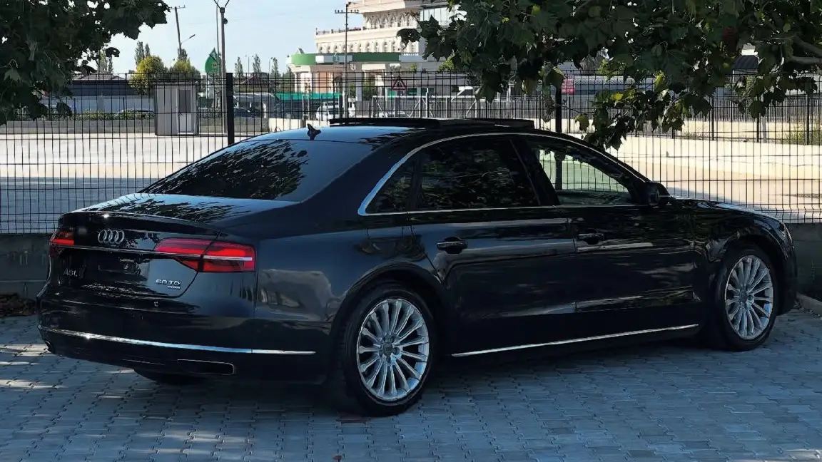 Audi A8L (5)