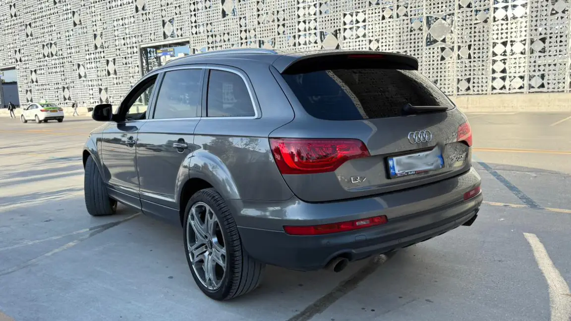 Audi Q7 (1)