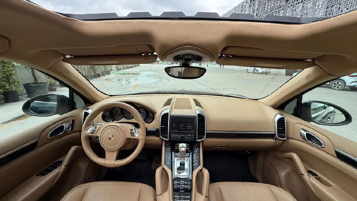 Porsche me qera (3)
