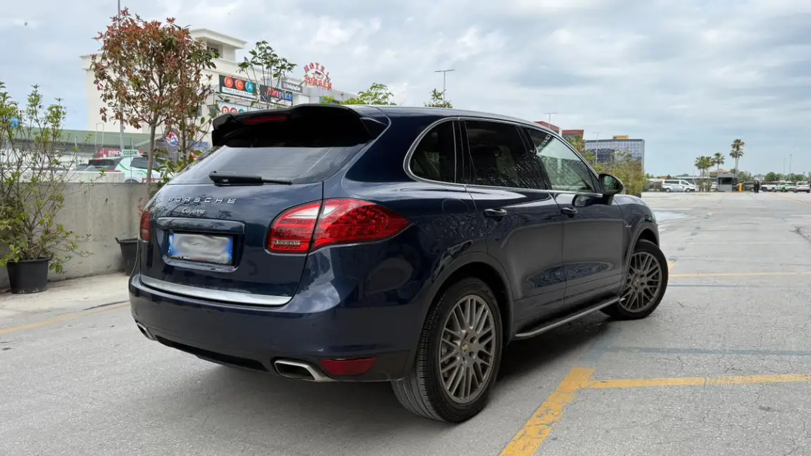 Porsche me qera (4)