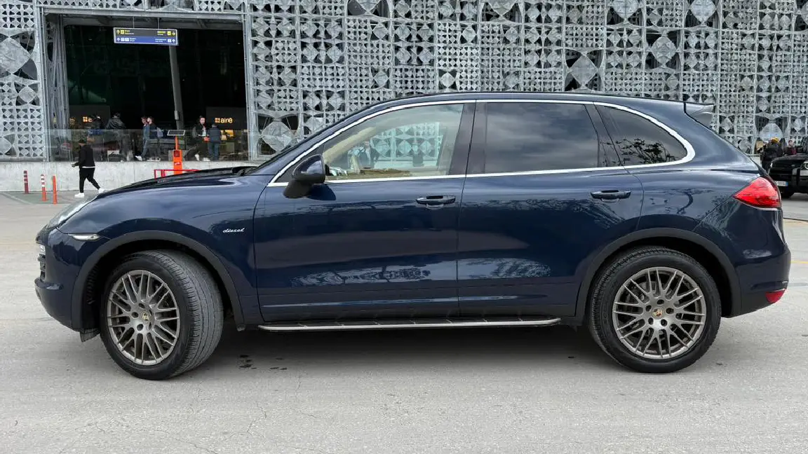 Porsche me qera (6)