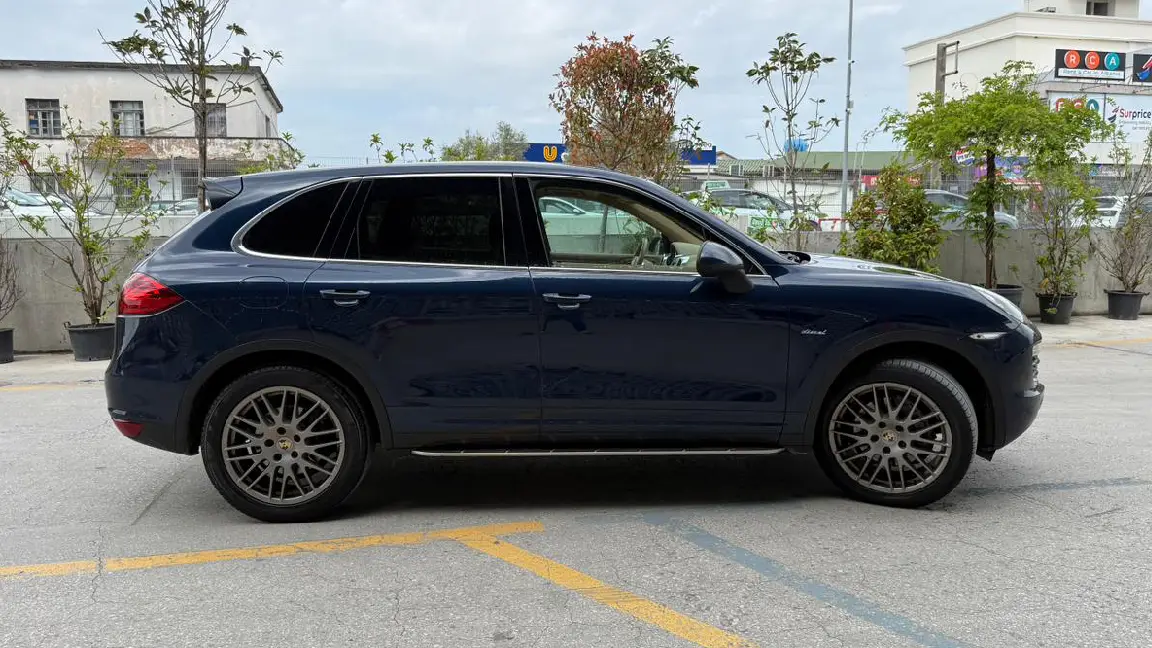 Porsche me qera (7)